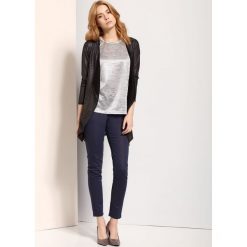 ŻAKIET DAMSKI LUŹNY. Czarne marynarki i żakiety TOP SECRET, bez wzorów, z tkaniny, eleganckie, bez ramiączek. W wyprzedaży za 29.99 zł.