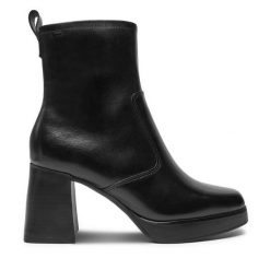 Botki Tamaris. Czarne botki Tamaris, bez wzorów, bez obcasa, na słupku, bez zapięcia. Za 249.99 zł.