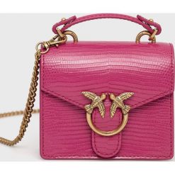 Pinko torebka skórzana kolor różowy. Czerwone listonoszki Pinko, bez wzorów, na ramię, bez dodatków. W wyprzedaży za 599.99 zł.