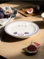 Talerz ceramiczny z nadrukiem figi - fioletowy. Fioletowe figi Sinsay, bez wzorów. Za 19.99 zł.
