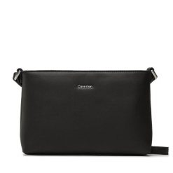 Torebka Calvin Klein. Czarne listonoszki Calvin Klein, bez wzorów, bez dodatków. Za 409.99 zł.