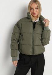 Ciemnozielona Pikowana Kurtka Puffer o Prostym Kroju ze Ściągaczami przy Rękawach Suzzana. Zielone kurtki Born2be, l, bez wzorów, z jeansu, eleganckie, bez kaptura. Za 129.99 zł.