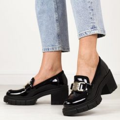 Czarne lakierowane Polskie mokasyny damskie na obcasie, loafersy Deoni D305. Czarne mokasyny Deoni, z aplikacjami, z lakierowanej skóry, z okrągłym noskiem. W wyprzedaży za 209.30 zł.