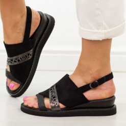 Czarne zamszowe sandały damskie na koturnie Jezzi 2267-13. Czarne sandały Jezzi, bez wzorów, z zamszu, eleganckie, bez obcasa, na koturnie, bez zapięcia. Za 189.00 zł.