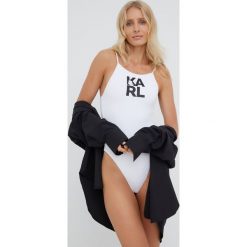 Karl Lagerfeld jednoczęściowy strój kąpielowy kolor biały miękka miseczka. Białe stroje jednoczęściowe KARL LAGERFELD, bez wzorów. W wyprzedaży za 439.99 zł.