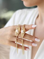 Pierres delicates Pozłacane kolczyki z cyrkoniami rozmiar: onesize. Żółte kolczyki Pierres delicates, z cyrkonią, pozłacane. Za 43.99 zł.