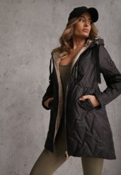 Czarna Długa Kurtka Parka Pikowana z Kapturem Ozdobiona Aplikacją Rossea. Czarne kurtki Renee, l, z aplikacjami, z jeansu, street, z kapturem. Za 159.99 zł.