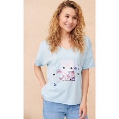 T-Shirt Damski Efekt Motyla BS Błękitny. Niebieskie t-shirty blue shadow, s, z aplikacjami, z bawełny, bez kołnierzyka, bez ramiączek. Za 159.90 zł.