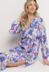 Niebieska Rozkloszowana Sukienka w Kwiaty z Dekoltem w Serek i Gumką w Talii Janitra. Niebieskie sukienki Born2be, na co dzień, bez wzorów, eleganckie, bez kołnierzyka, bez ramiączek, midi, kopertowe. W wyprzedaży za 93.49 zł.