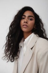 Marynarka z lnem oversize w kolorze LIGHT BEIGE - HARLEY-S/M. Brązowe marynarki i żakiety Marsala, m, bez wzorów, z bawełny, eleganckie, bez ramiączek. Za 419.90 zł.