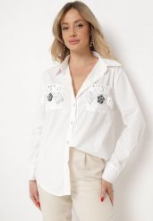 Biała Koszula na Biżuteryjne Guziki ze Zdobionymi Kieszeniami Nerlla. Białe koszule Born2be, m, z aplikacjami, klasyczne, bez kołnierzyka, bez ramiączek. Za 34.99 zł.