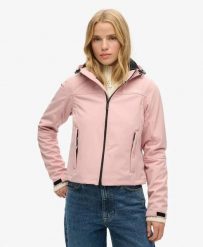 Superdry Kurtka Soft Shell Trekker z kapturem, krótki krój – Vintage Blush Pink. Czerwone kurtki Superdry, bez wzorów, z elastanu, vintage, z kapturem. Za 407.60 zł.