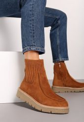 Brązowe Ekozamszowe Botki z Prążkowaną Dopasowaną Cholewką na Niskim Koturnie Manzina. Brązowe botki Renee, bez wzorów, z jeansu, eleganckie, bez obcasa, na koturnie, bez zapięcia. W wyprzedaży za 97.99 zł.