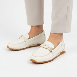 Półbuty damskie Hispanitas, ze skóry naturalnej z wsuwanym krojem oraz zaokrąglonym noskiem, białe, HV264662 Bolero-V26 Panna. Białe półbuty wsuwane Hispanitas, bez wzorów, ze skóry, bez obcasa. Za 619.00 zł.