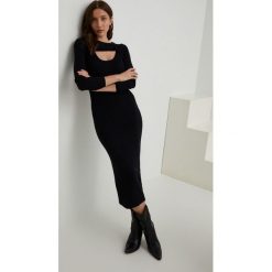 Answear Lab sukienka kolor czarny midi dopasowana. Czarne sukienki Answear Lab, l, bez wzorów, z dzianiny, bez kołnierzyka, bez ramiączek, maxi, dopasowane. Za 169.99 zł.