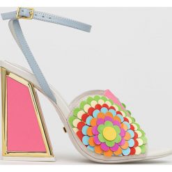 Kat Maconie sandały Carmel. Sandały Kat Maconie, bez wzorów, z materiału, bez obcasa, na obcasie, bez zapięcia. W wyprzedaży za 1,149.90 zł.
