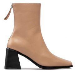 Botki DeeZee. Brązowe botki DeeZee, bez wzorów, bez obcasa, na słupku, bez zapięcia. Za 159.99 zł.