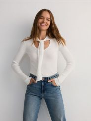 Sweter z wiskozą - złamana biel. Swetry Reserved, l, bez wzorów, z dzianiny, bez ramiączek. W wyprzedaży za 39.99 zł.