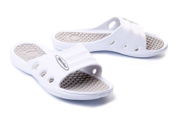 AXIM 7KL2238 white, klapki basenowe damskie. Białe klapki Axim, bez wzorów, bez obcasa, bez zapięcia. Za 34.99 zł.