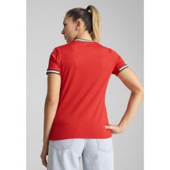 Damska koszulka domowa Portugalia 2025 PUMA Sport Red Sugared Almond Beige. Brązowe t-shirty sportowe Puma, m, bez wzorów, bez ramiączek, do piłki nożnej. Za 419.00 zł.