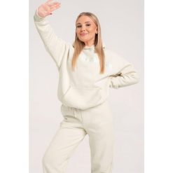 Bluza fitness damska Gym Glamour college off. Białe bluzy GYM GLAMOUR, xl, bez wzorów, bez kaptura, na fitness i siłownię. Za 199.99 zł.