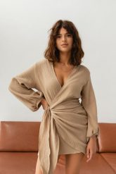 Sukienka z muślinu z wiązaniem na boku BEŻOWA - TULSA-S/M. Brązowe sukienki Marsala, m, bez wzorów, z bawełny, bez kołnierzyka, bez ramiączek, dopasowane. Za 259.90 zł.
