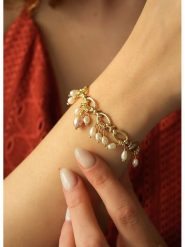 L'Atelier de Gaia Pozłacana bransoletka z perłami rozmiar: onesize. Białe bransoletki L'Atelier de Gaia, z perłą, pozłacane. Za 82.99 zł.