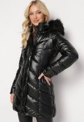 Czarna Pikowana Kurtka przed Kolano z Kapturem i Futerkiem Salasa. Czarne kurtki Born2be, l, bez wzorów, z jeansu, eleganckie, z kapturem. W wyprzedaży za 146.99 zł.