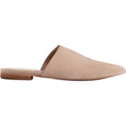 Marco Shoes Zamszowe klapki z wycięciem beżowy. Brązowe klapki Marco Shoes, bez wzorów, z zamszu, casualowe, bez obcasa, bez zapięcia. Za 289.00 zł.