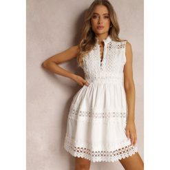 Biała Sukienka Athethra. Białe sukienki Renee, m, w ażurowe wzory, boho, bez kołnierzyka, bez ramiączek, mini, rozkloszowane. W wyprzedaży za 159.99 zł.