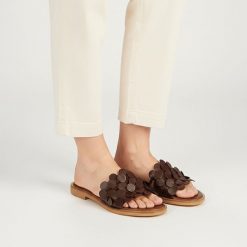 Klapki damskie Armodo, cholewka ze skóry naturalnej odkryte palce płaska podeszwa ozdobne detale, brązowe, 40381. Brązowe klapki Armodo, bez wzorów, ze skóry, bez obcasa, na płaskiej podeszwie, bez zapięcia. Za 289.00 zł.