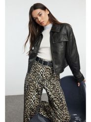 Trendyol Kurtka w kolorze czarnym ze skóry syntetycznej rozmiar: M. Czarne kurtki Trendyol, m, bez wzorów, ze skóry, bez kaptura. Za 121.99 zł.