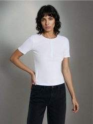 Prążkowana bluzka z wiskozy - biały. Białe bluzki Sinsay, l, bez wzorów, prążkowane, bez kołnierzyka, bez ramiączek. Za 19.99 zł.