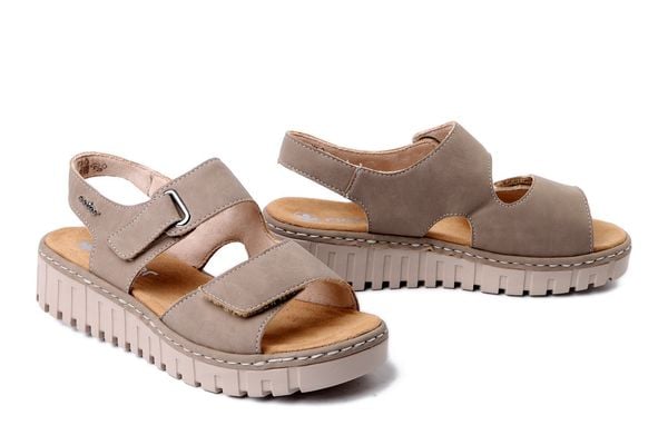 RIEKER V1382-64 beige, sandały damskie. Brązowe sandały Rieker, bez wzorów, bez obcasa, bez zapięcia. Za 319.90 zł.