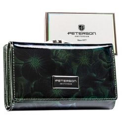 Lakierowany zielony portfel damski w kwiaty portmonetka na zatrzask i bigiel skóra ekologiczna i naturalna RFID STOP Peterson. Zielone portfele z aplikacjami, z lakierowanej skóry. Za 109.99 zł.