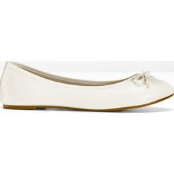 Baleriny z kokardką. Czarne baleriny bonprix, bez wzorów, bez obcasa, bez zapięcia. Za 74.99 zł.