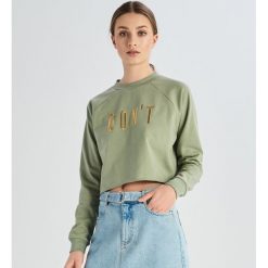 Krótka bluza z haftowanym napisem - Zielony. Bluzy marki Sinsay. Za 49.99 zł.
