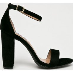 Steve Madden - Sandały Carrson. Żółte sandały Steve Madden, bez wzorów, z materiału, bez obcasa, na obcasie, bez zapięcia. W wyprzedaży za 329.90 zł.