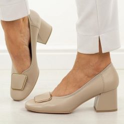 Beżowe skórzane Polskie czółenka damskie słupku Góral 2096. Brązowe czółenka Góral, na jesień, z aplikacjami, ze skóry, biznesowe, bez obcasa, na obcasie, bez zapięcia. Za 439.00 zł.