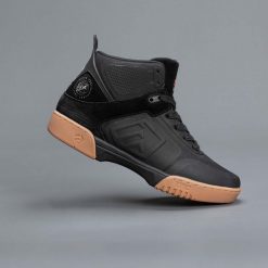 Buty do deskorolki Epic Brands Stomper. Czarne buty do biegania EPIC, bez wzorów, ze skóry, bez zapięcia, do biegania. Za 605.50 zł.