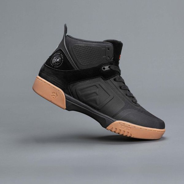 Buty do deskorolki Epic Brands Stomper. Czarne buty do biegania EPIC, bez wzorów, ze skóry, bez zapięcia, do biegania. Za 605.50 zł.