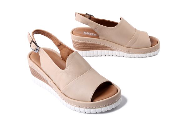 ARTIKER RELAKS 56C0919 beżowy, sandały damskie. Brązowe sandały Artiker Relaks, bez wzorów, bez obcasa, na koturnie, bez zapięcia. Za 259.90 zł.