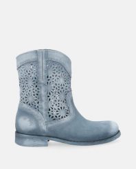 NIEBIESKIE BOTKI Z AŻUROWĄ CHOLEWKĄ D873 SIL JA GARD. Niebieskie botki Venezia, w ażurowe wzory, ze skóry, bez obcasa, bez zapięcia. Za 599.00 zł.