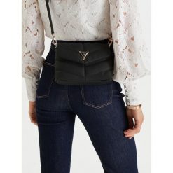 Torebka Guess. Czarne kopertówki Guess, z aplikacjami, wizytowe, bez dodatków. Za 544.99 zł.