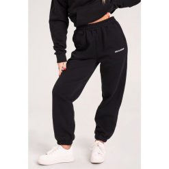 Spodnie fitness damskie Gym Glamour dresowe. Czarne spodnie dresowe GYM GLAMOUR, bez wzorów, z dresówki. Za 189.99 zł.
