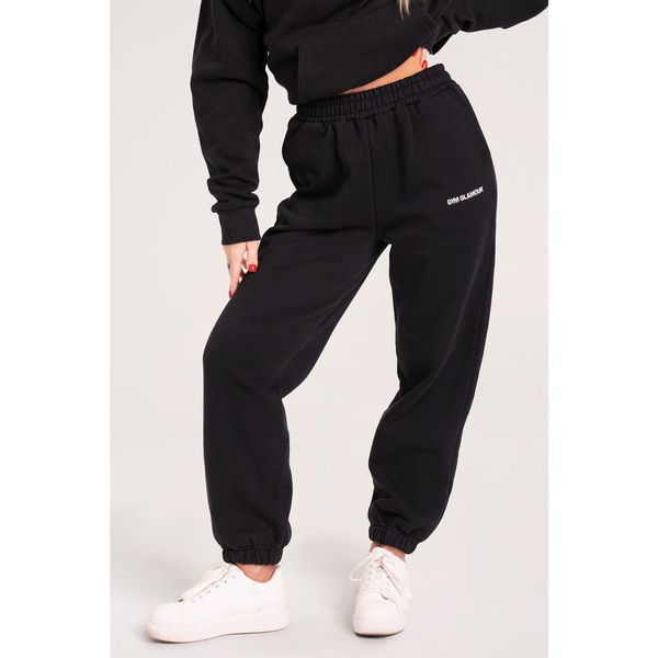 Spodnie fitness damskie Gym Glamour dresowe. Czarne spodnie dresowe GYM GLAMOUR, bez wzorów, z dresówki, na fitness i siłownię. Za 189.99 zł.
