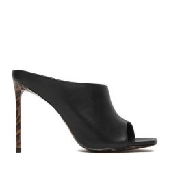 Klapki Eva Minge. Czarne klapki Eva Minge, bez wzorów, bez obcasa, bez zapięcia. Za 449.99 zł.