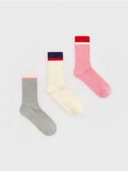 Skarpetki z bawełną 3 pack - różowy. Czerwone skarpetki Reserved, bez wzorów, z bawełny. Za 49.99 zł.