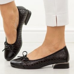 Czarne ażurowe czółenka damskie na obcasie M.Daszyński Sa285-2. Czarne czółenka M.Daszyński, na lato, z aplikacjami, ze skóry, casualowe, z okrągłym noskiem, bez obcasa, na obcasie, bez zapięcia. Za 189.00 zł.