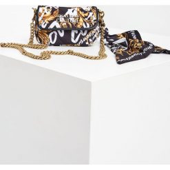 Torebka VERSACE JEANS COUTURE. Czarne torebki klasyczne Versace Jeans Couture, bez wzorów, z jeansu, pikowane, bez dodatków. Za 689.00 zł.